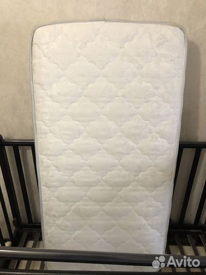 Детская кроватка с универсальным маятником