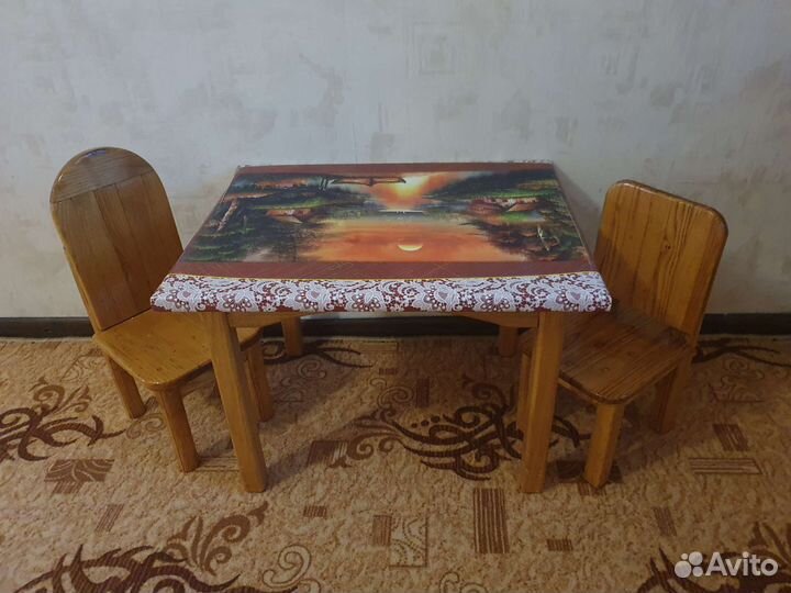 Детский стол и два стульчика