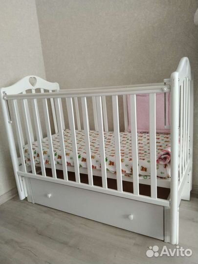 Детская кроватка с продольным маятником