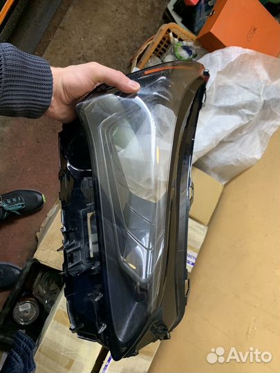 Стекло фар на Lexus NX