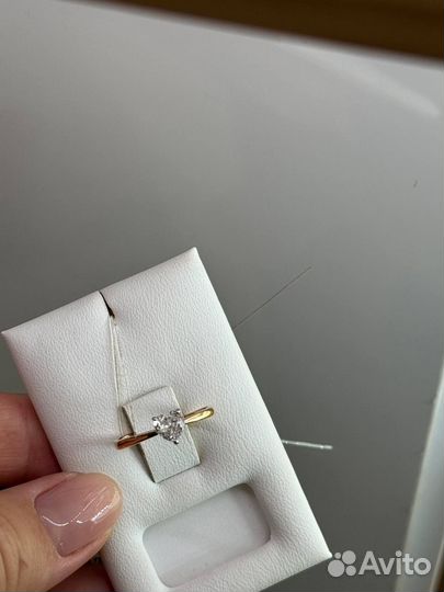Кольцо помолвочное золотое сердце