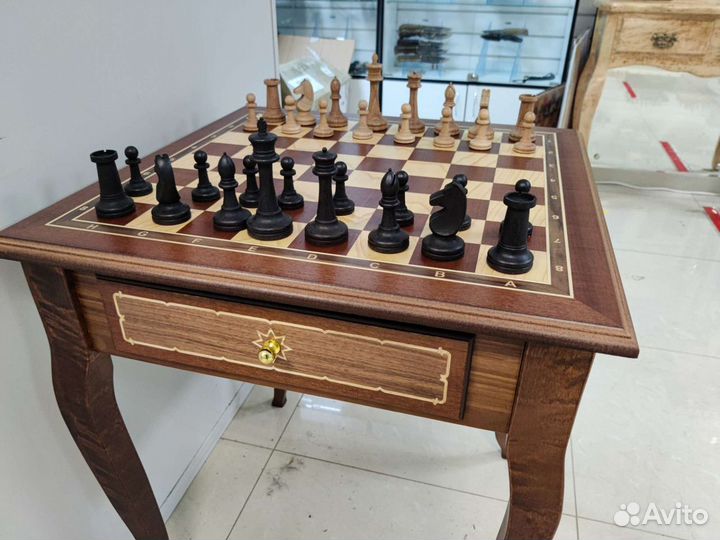 Шахматные стол из красного дерева и бука