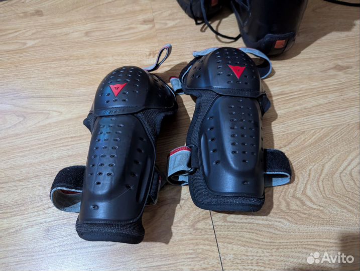 Наколенники Dainese