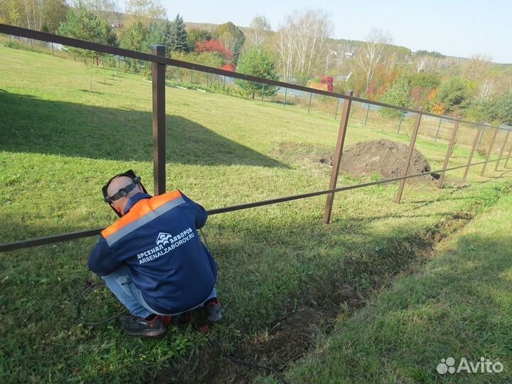 Забор из евроштакетника шоколадный под ключ