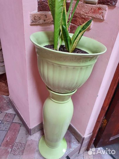 Кашпо для цветов на подставке. Керамика