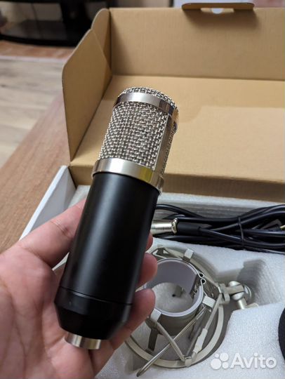 Студийный конденсаторный микрофон