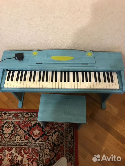 Цифровое пианино на 61 клавишу