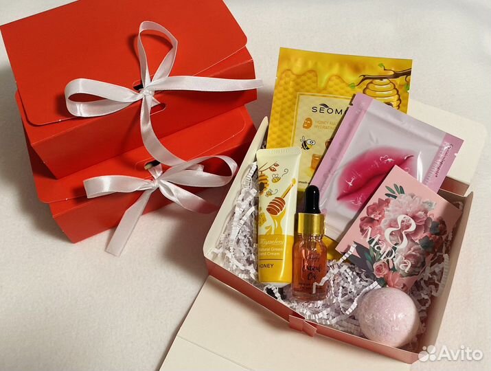 Подарочные наборы косметики / женские бьюти боксы