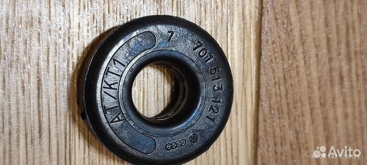 701513121 VAG Втулка заднего амортизатора