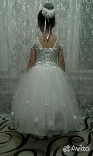 Платье, туфли и аксессуар для волос