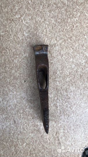 Топор, молотки каменщика, ключи, сверло