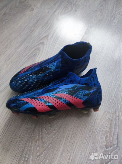 Футбольные бутсы adidas predator