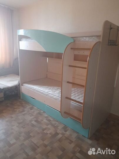 Двухъярусная кровать и шкаф