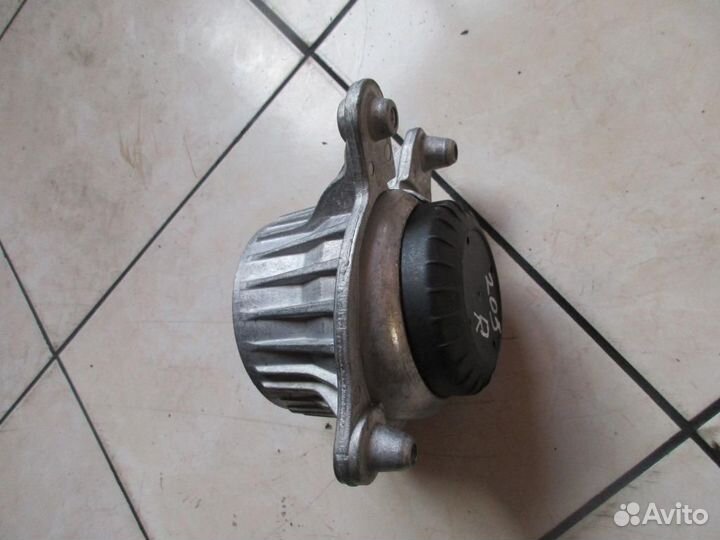 Опора двигателя w205 C-class 626.951 2017