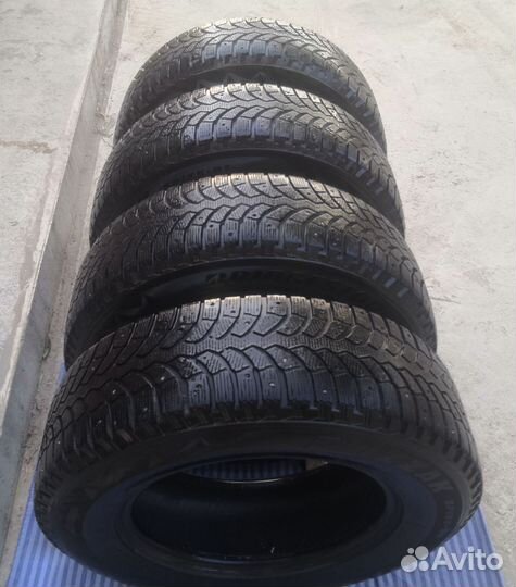 Bridgestone Blizzak Spike-01 225/70 R16