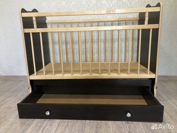 Детская кроватка с маятником и ящиком