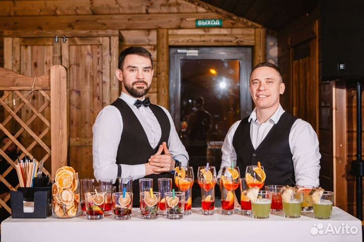 Выездной бар, бармен шоу, пирамида из бокалов