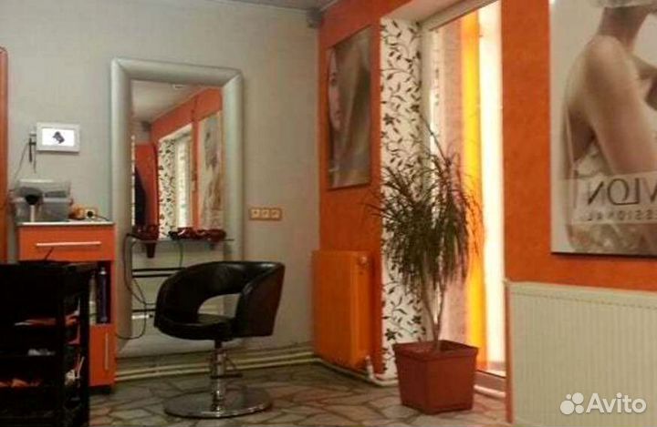 Салон красоты на оживлённом перекрёстке