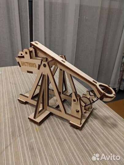 Катапульта деревянная сувенироно-игручешная