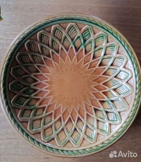 Тарелки глубокие и плоские, горшочек керамический