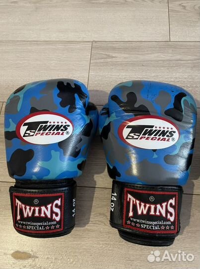 Шлем и боксерские перчатки