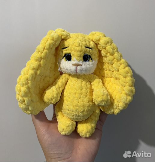 Вязаные игрушки зайка желтый