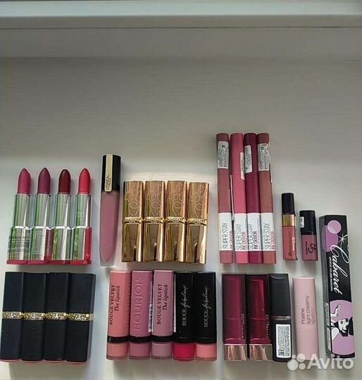 Помады разных фирм