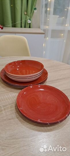 Набор красных тарелок