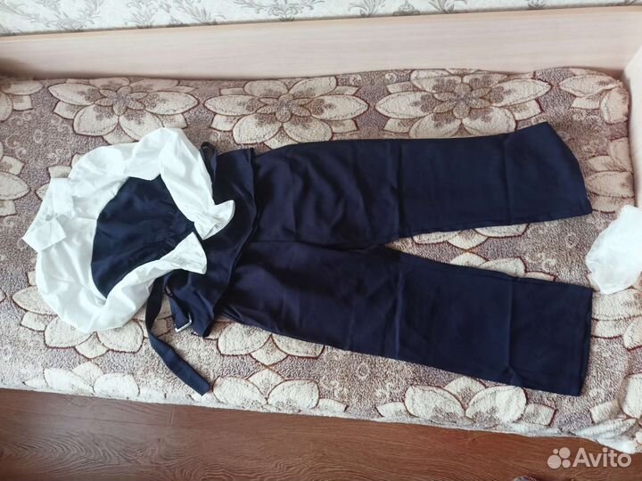 Брючный костюм школьный новый