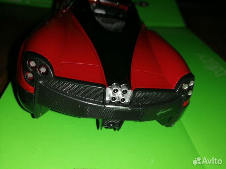 Масштабная модель 1/24 Pagani Huayra 2017 г. Welly