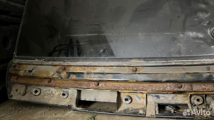 Крепление накладки 5й двери Range Rover Sport L320