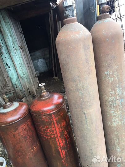 Кислородный и газовый баллоны