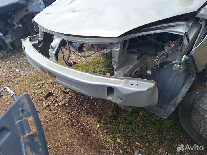 Усилитель переднего бампера Renault sandero 1