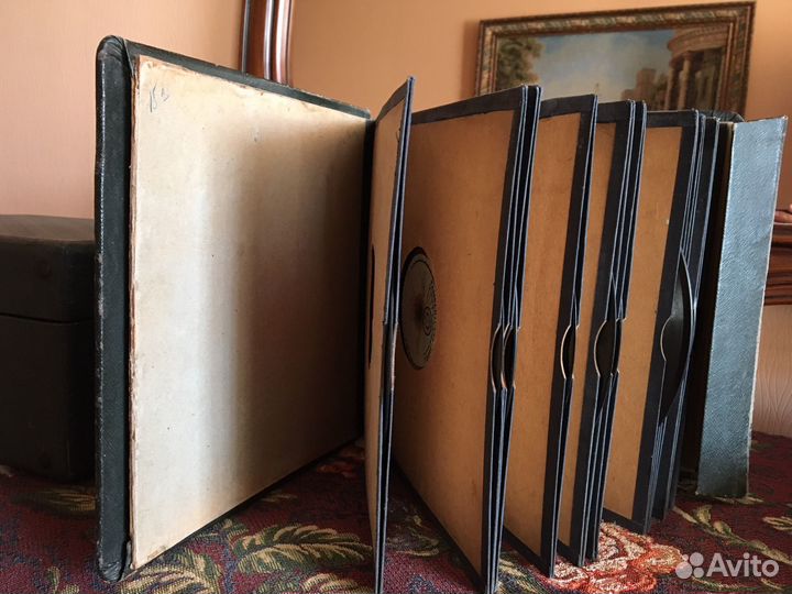 Коробка и 10 джаз-пластинок для грамофона