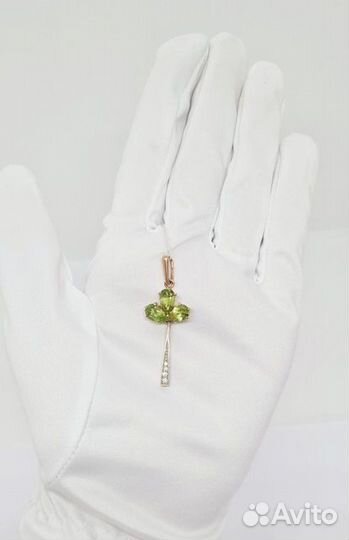 Золотая подвеска с камнем