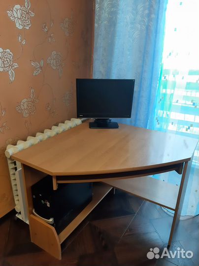 Угловой компьютерный стол