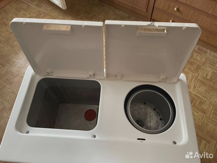 Стиральная машина, зеркало, шкаф, письменный стол