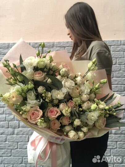 Букет с кустовыми розами, эустомой и эвкалиптом