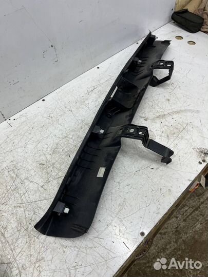 Накладка замка багажника Skoda Rapid 1