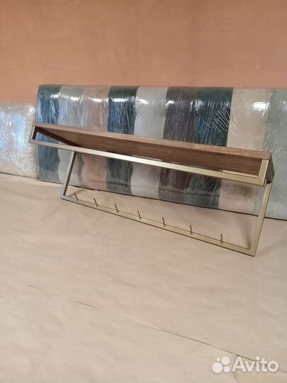 Вешалка настенная из металла и массива бука