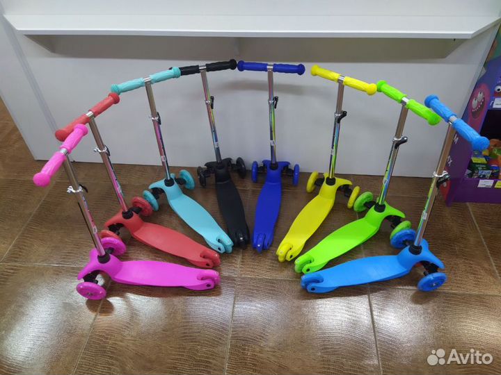 Самокат трехколесный