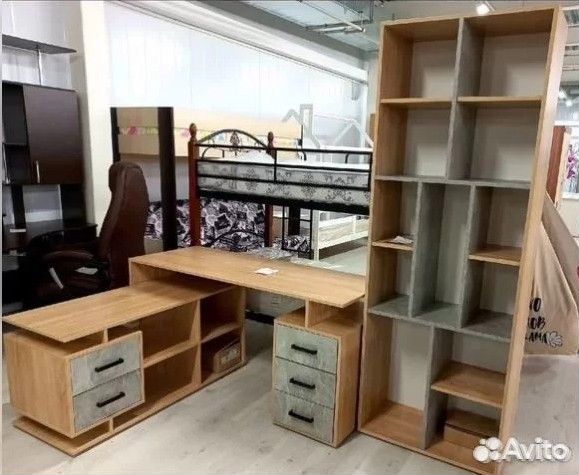 Письменный стол со стеллажом 