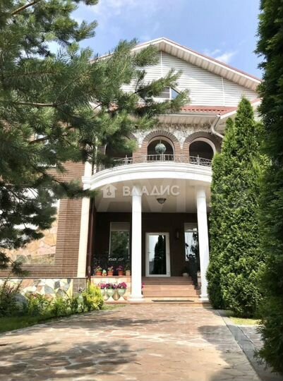 Дом 400 м² на участке 18 сот.