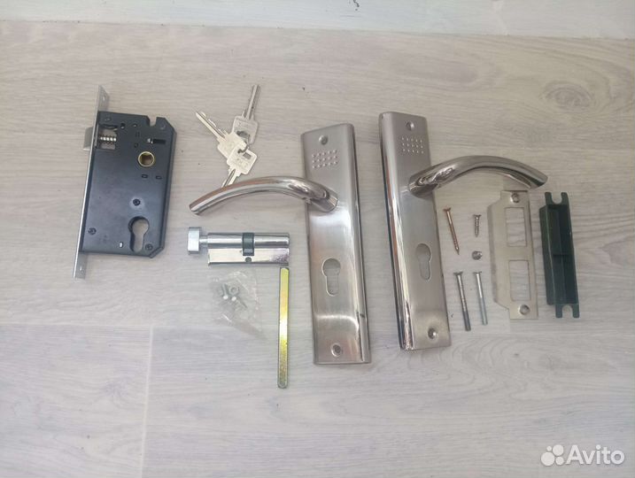 Новый дверной замок с ручками