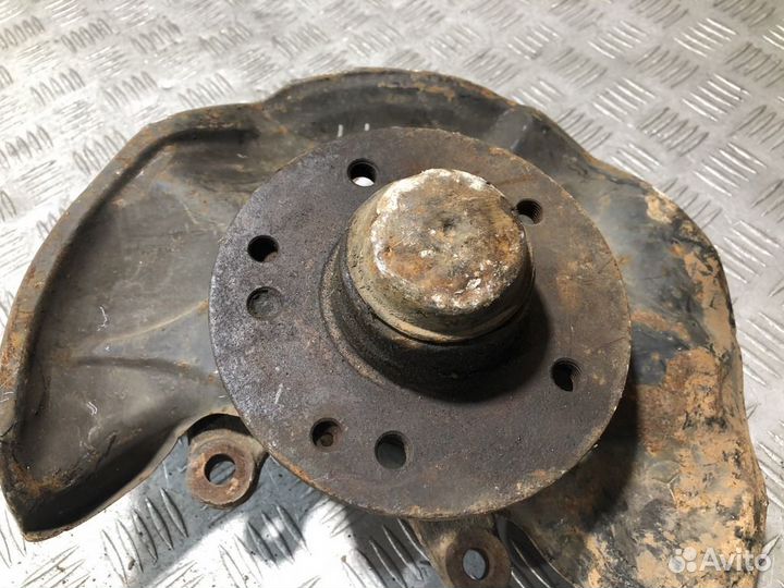 Кулак поворотный передний левый E 210