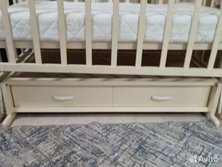 Детская кроватка с маятником и ящиком