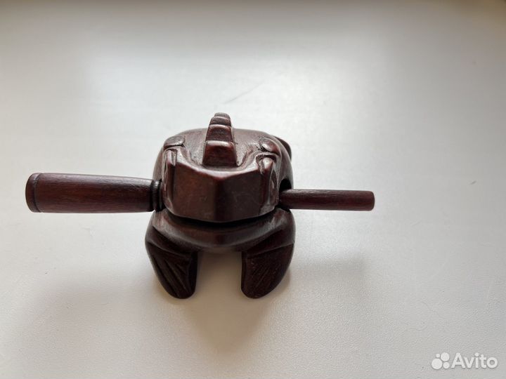 Поющая лягушка из дерева остров Бали