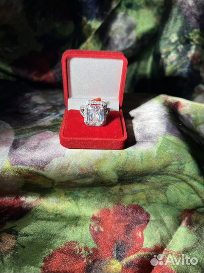 Кольцо с бриллиантом