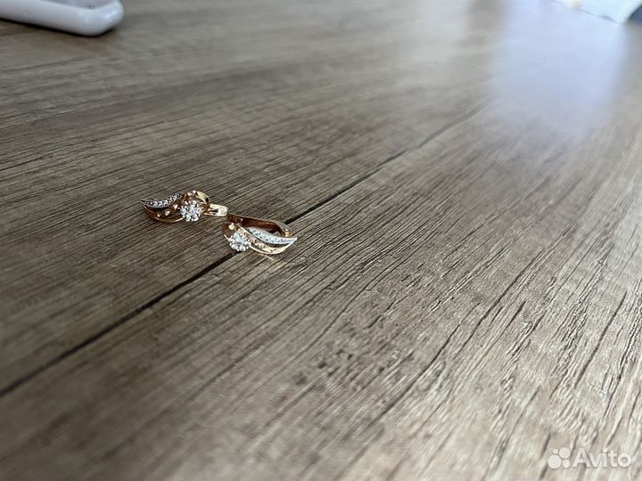 Продам золотые серьги