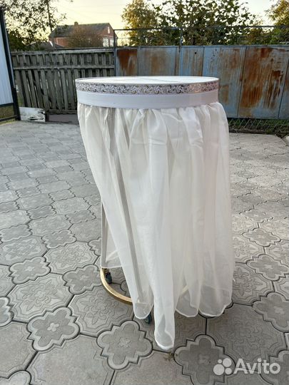 Выкатной столик для свадебного торта